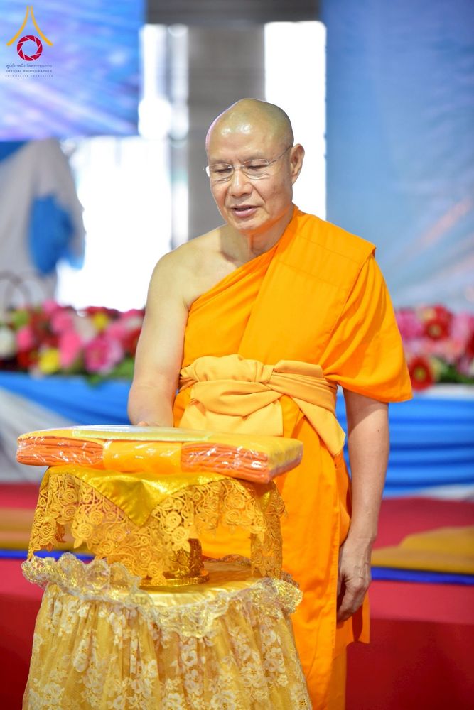 ภาพ No.238088:วันอังคารที่ 12 สิงหาคม พ.ศ. 2568 กิจกรรมวันแม่แห่งชาติ พิธีเปิดห้องปฎิบัติธรรม "กลางใส ใจสว่าง" (World Inner Peace Meditation Room) พิธีลูกกราบคุณแม่-คุณพ่อ พิธีทอดผ้าป่ากองทุนเลี้ยงพระ&กฐิน 30,000 วัด(บูชาธรรมหลวงพ่อ) พิธีไถ่โคท้อง 2 ตัว  ณ วิหารคด 2 ว