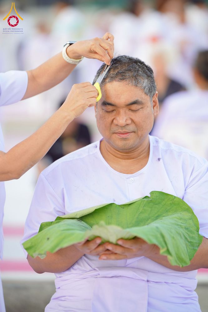 ภาพ No.274741:วันอาทิตย์ที่ 30 พฤศจิกายน พ.ศ. 2568 พิธีปลงผม โครงการอุปสมบทบูชาธรรมมหาปูชนียาจารย์ ปี 2568 ณ ลานธรรมพระมหาธรรมกายเจดีย์ ฝั่งทิศตะวันตก ระหว่างวิหารคดหมายเลข 8 และ 9 วัดพระธรรมกาย