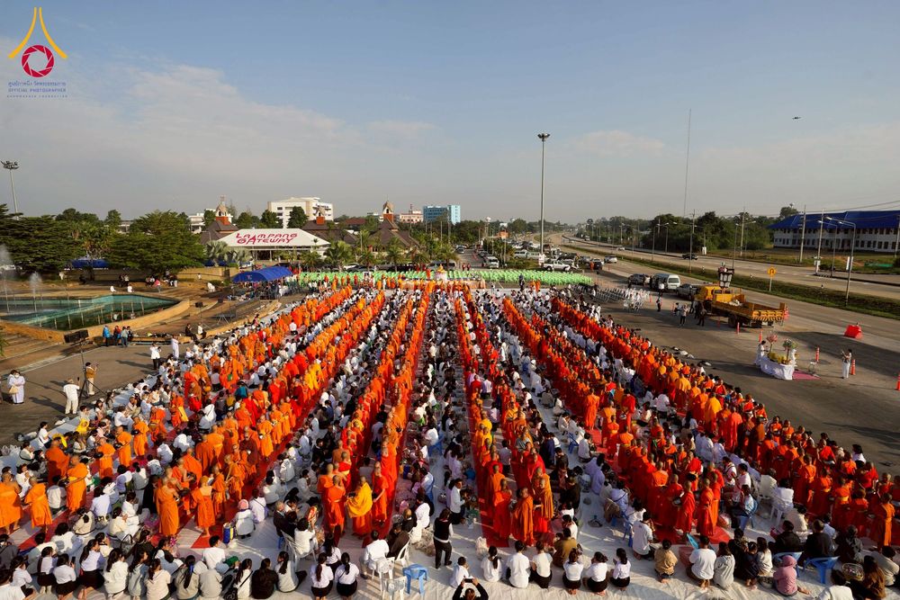 ภาพ No.276906:วันเสาร์ที่ 6 ธันวาคม พ.ศ. 2568 พิธีตักบาตรพระ 1,000 รูป อุทิศถวายพระราชกุศลสมเด็จพระนางเจ้าสิริกิติ์ พระบรมราชินีนาถ พระบรมราชชนนี พันปีหลวง และ ทำบุญเมืองลำปาง ครบรอบ 1,345 ปี ณ ลานพระบรมราชานุสาวรีย์สมเด็จพระนเรศวรมหาราชนครลำปาง อ.เกาะคา จ.ลำปาง