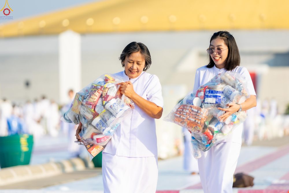 ภาพ No.279945:วันที่ 1 มกราคม พ.ศ.2569 พิธีตักบาตรในวันขึ้นปีใหม่ ณ ลานธรรม วัดพระธรรมกาย