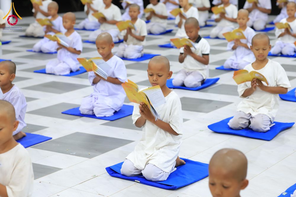 ภาพ No.319945:วันที่ 1 เมษายน พ.ศ.2569 นาคน้อยว่าที่สามเณรธรมทายาท จำนวน 98 คน  ร่วมกันสวดมนต์ทำวัตรเย็นและนั่งสมาธิ ณ ศูนย์ปฏิบัติธรรมบุรีรัมย์ จ.บุรีรัมย์