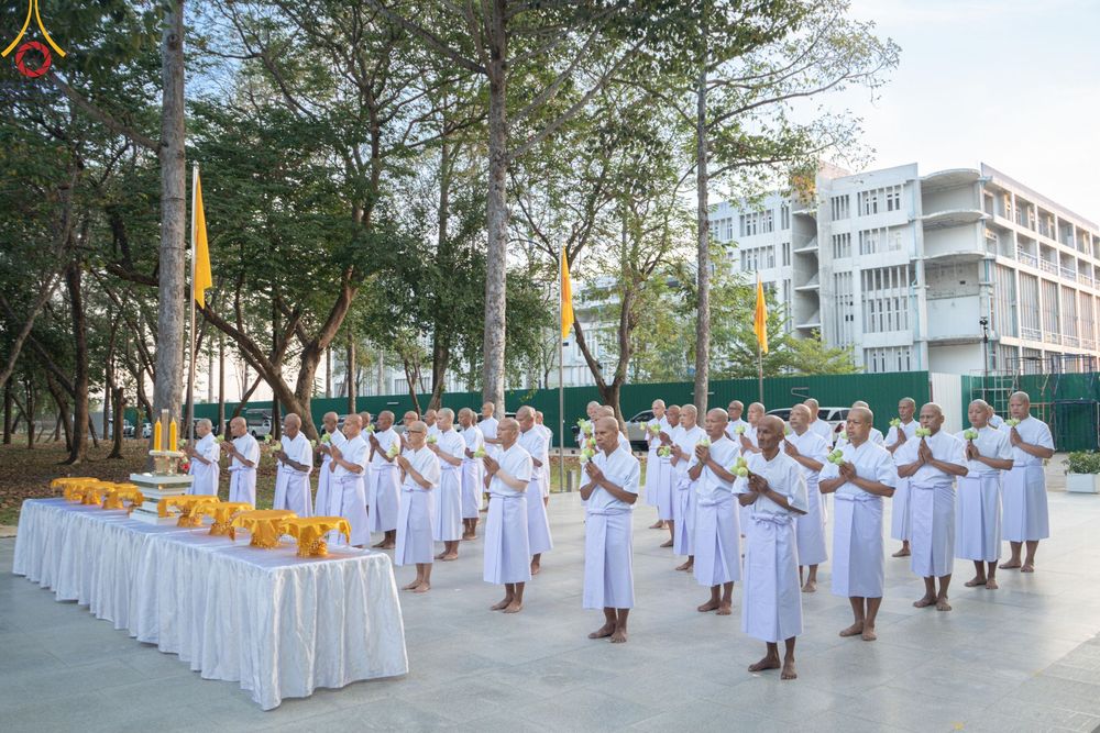 ภาพ No.199660:โครงการอุปสมบทหมู่บูชาธรรม 116 ปี คุณยายอาจารย์มหารัตนอุบาสิกาจันทร์ ขนนกยูง โครงการอุปสมบทหมู่ธรรมทายาท ระดับอุดมศึกษา รุ่นที่ 51 ภาคฤดูหนาว  ณ โบสถ์พระไตรปิฏก วัดพระธรรมกาย จ.ปทุมธานี  วันที่ 11 มกราคม พ.ศ. 2568 โดยมีพระครูปลัดรัตนวีรวัฒน์ เจ้าอาวาสวัด