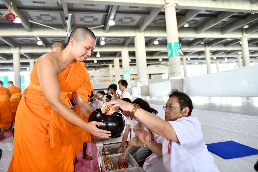 ภาพ No.256657:วันที่ 11 ตุลาคม พ.ศ. 2568 พิธีตักบาตรฉลองพระใหม่  โครงการอุปสมบทบูชาธรรม 141 ปี  พระมงคลเทพมุนี (สด จนฺทโร) ผู้ค้นพบวิชชาธรรมกาย ณ มหาวิหารคด 9 วัดพระธรรมกาย