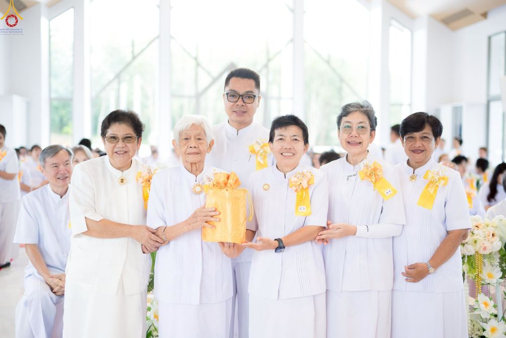 ภาพ No.239383:วันอาทิตย์ที่ 17 สิงหาคม พ.ศ. 2568 พิธีกดปุ่มอัญเชิญรูปเหมือน พระมงคลเทพมุนี (สด จันทสโร)  ณ มหาวิหารแก้วพระมงคลเทพมุนี  ศูนย์ปฏิบัติธรรมแก้วเมืองเลย