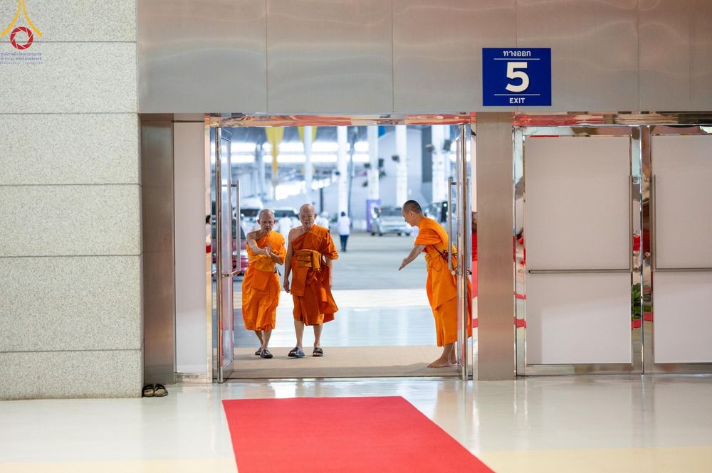 ภาพ No.146080:วันมหารำลึก ครั้งที่ 34 พิธีร่วมรำลึกถึงนักสร้างบารมีที่ล่วงลับไปแล้ว , พิธีสวดพระพุทธมนต์ ณ ห้องแก้วสารพัดนึก 1 วัดพระธรรมกาย วันเสาร์ที่ 27 กรกฎาคม พ.ศ. 2567
