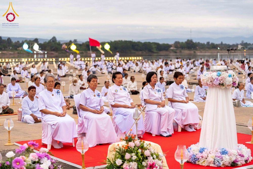 ภาพ No.266093:วันพุธที่ 5 พฤศจิกายน พ.ศ. 2568 (วันพระ ขึ้น 15 ค่ำ เดือน 12) พิธีจุดประทีปโคมลาน, โคมลอย และลอยกระทง ถวายประทีปเป็นพุทธบูชา สร้างความสว่างไสวให้กับแผ่นดินด้วยแสงธรรม ณ พุทธอุทยานนานาชาติ จังหวัดหนองคาย