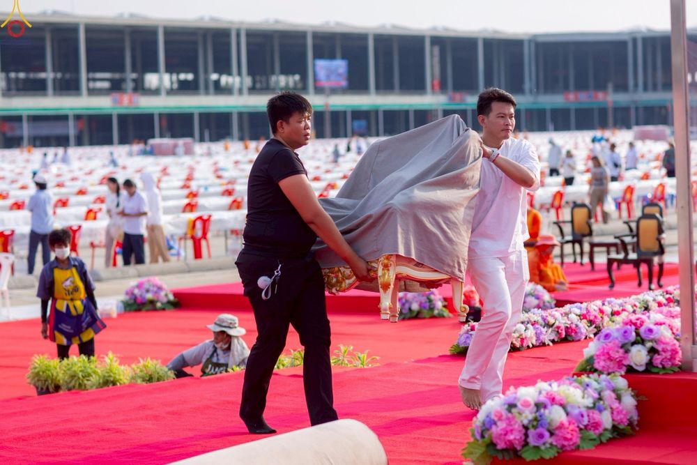 ภาพ No.225046:วันที่ 20 - 27 เมษายน พ.ศ. 2568 "ภาพแห่งความปลื้มที่ไม่มีวันจบ" คณะสงฆ์สามเณร เจ้าหน้าที่ และสาธุชน ร่วมแรงร่วมใจกันเตรียมงานและเก็บงาน เพื่อวันคุ้มครองโลก พิธีถวายมหาสังฆทานคณะสงฆ์ 40,000 กว่าวัดทั่วประเทศ