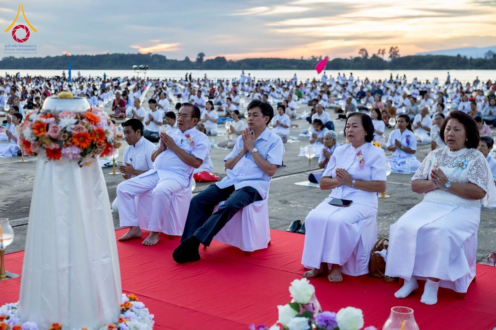 ภาพ No.250439:วันอังคารที่ 7 ตุลาคม พ.ศ. 2568 พิธีจุดประทีปบูชาพระรัตนตรัย ณ ลานธรรมปทุมรัตน์ธรรมเจดีย์ พุทธอุทยานนานาชาติ อ.โพนพิสัย จ.หนองคาย