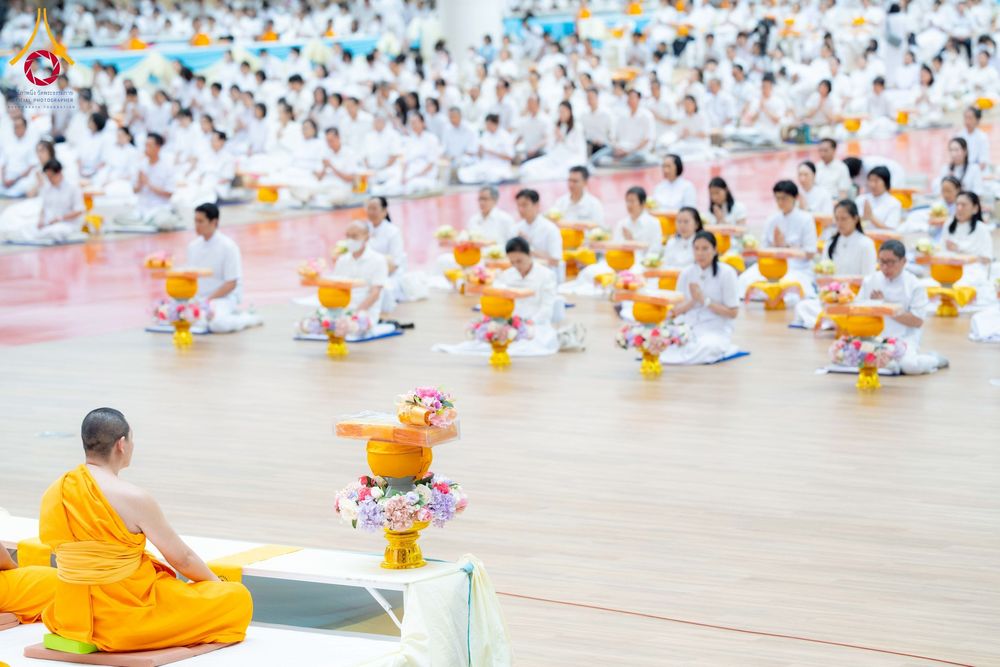 ภาพ No.270593:วันอาทิตย์ที่ 16 พฤศจิกายน พ.ศ. 2568 ถวายกองทุนโครงการอุปสมบทหมู่ 3,000 รูปทั่วไทย  รุ่นบูชาธรรมมหาปูชนียาจารย์ ณ ห้องแก้วสารพัดนึก 2 สภาธรรมกายสากล วัดพระธรรมกาย