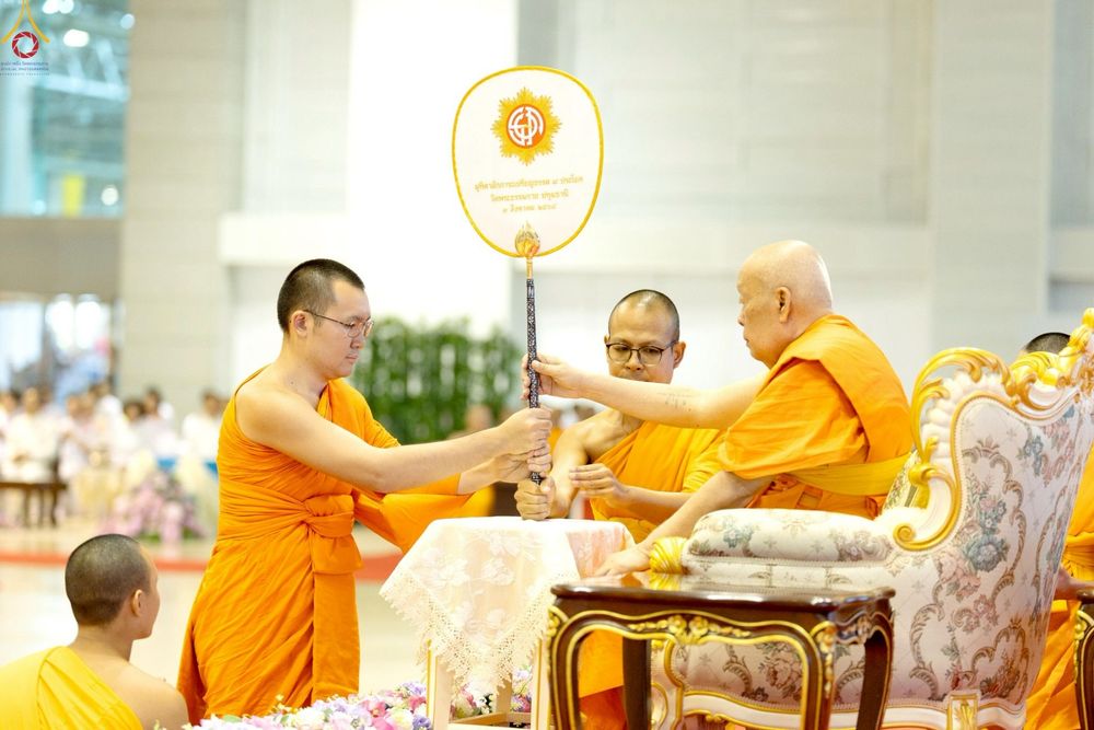ภาพ No.236205:วันที่ 3 สิงหาคม พ.ศ. 2568 พิธีมุทิตาสักการะพระภิกษุ ผู้สอบได้เปรียญธรรม 9 ประโยค ระดับโลก ปีที่ 37, พิธีมอบโล่และทุนการศึกษา สำนักเรียนบาลีดีเด่นทั่วประเทศ ณ ห้องแก้วสารพัดนึก 1 วัดพระธรรมกาย