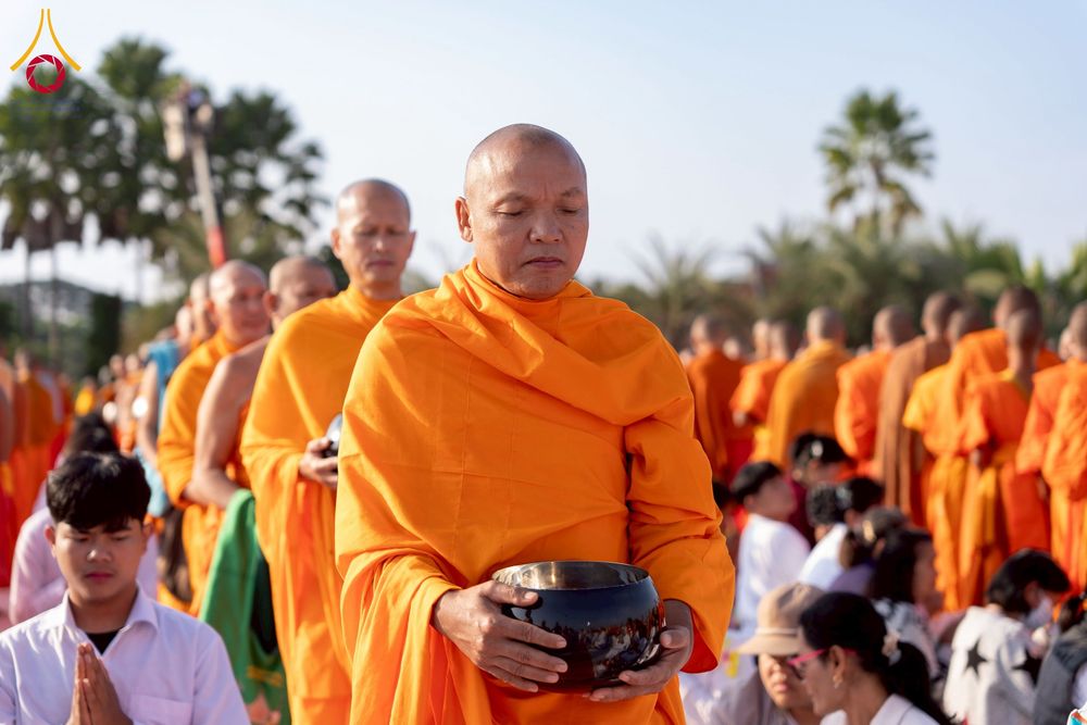 ภาพ No.276905:วันเสาร์ที่ 6 ธันวาคม พ.ศ. 2568 พิธีตักบาตรพระ 1,000 รูป อุทิศถวายพระราชกุศลสมเด็จพระนางเจ้าสิริกิติ์ พระบรมราชินีนาถ พระบรมราชชนนี พันปีหลวง และ ทำบุญเมืองลำปาง ครบรอบ 1,345 ปี ณ ลานพระบรมราชานุสาวรีย์สมเด็จพระนเรศวรมหาราชนครลำปาง อ.เกาะคา จ.ลำปาง