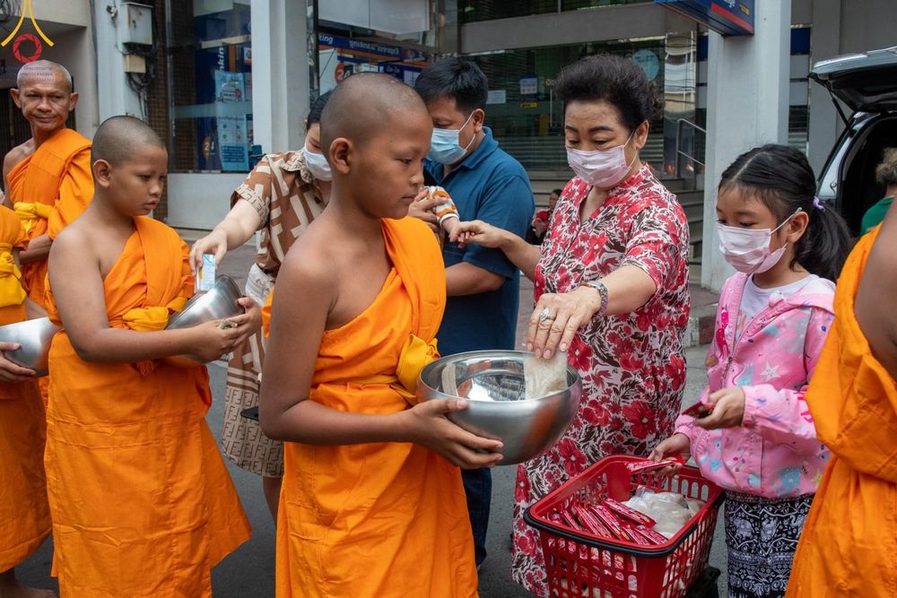 ภาพ No.62039:สามเณรจากศูนย์อบรมเยาวชนสุรินทร์ ออกบิณฑบาต รอบอำเภอเมือง จ.สุรินทร์ ในโครงการบรรพชาสามเณร ฟื้นฟูพระพุทธศาสนาทั่วไทย วันที่ 9 เมษายน พ.ศ. 2567
