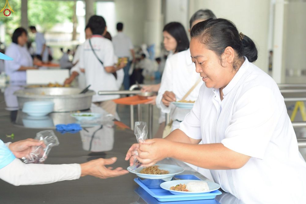 ภาพ No.246993:วันที่ 20 กันยายน พ.ศ. 2568 พิธีถวายเมนูสวรรค์เพื่อการบรรลุธรรม ณ หอฉันคุณยายอาจารย์ฯ วัดพระธรรมกาย