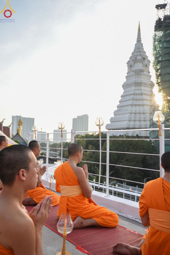 ภาพ No.201561:พิธีจุดประทีปถวายเป็นพุทธบูชา และบูชาธรรมมหาปูชนียาจารย์ ณ อาคารธรรมยาตรา กตัญญูบูชามหาปูชนียาจารย์ ตรงข้ามวัดปากน้ำภาษีเจริญ จ.กรุงเทพมหานคร ในโครงการธรรมยาตรา กตัญญูบูชา มหาปูชนียาจารย์ พระมงคลเทพมุนี(สด จนฺทสโร) พระผู้ปราบมาร อนุสรณ์สถาน 7 แห่ง