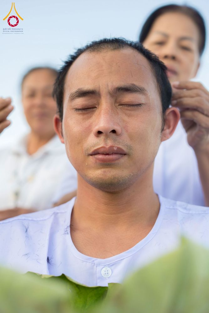 ภาพ No.274740:วันอาทิตย์ที่ 30 พฤศจิกายน พ.ศ. 2568 พิธีปลงผม โครงการอุปสมบทบูชาธรรมมหาปูชนียาจารย์ ปี 2568 ณ ลานธรรมพระมหาธรรมกายเจดีย์ ฝั่งทิศตะวันตก ระหว่างวิหารคดหมายเลข 8 และ 9 วัดพระธรรมกาย