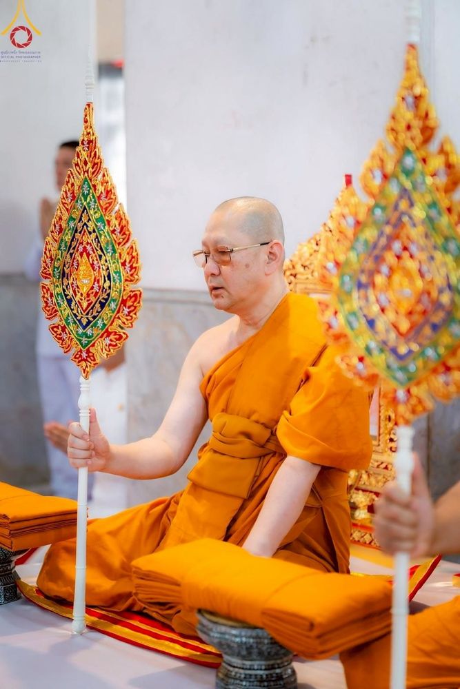 ภาพ No.214762:พิธีต้อนรับสัญญาบัตร พัดยศ พระราชวิเทศวชิรเวที (บัณฑิต วรปญฺโญ) เจ้าอาวาสวัดพระธรรมกายสกอตแลนด์ สหราชอาณาจักร ผู้ช่วยเจ้าอาวาสวัดพระธรรมกาย ณ อุโบสถพระไตรปิฏก วัดพระธรรมกาย