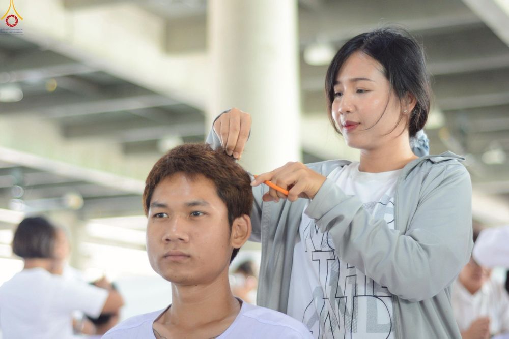 ภาพ No.248590:วันที่ 28 กันยายน พ.ศ. 2568 พิธีตัดปอยผม และปลงผม โครงการอุปสมบทบูชาธรรม 141 ปี พระมงคลเทพมุนี ณ วิหารคด วัดพระธรรมกาย