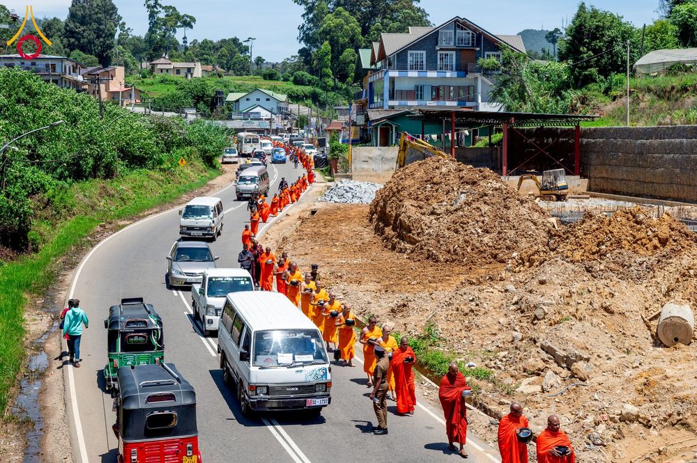 ภาพ No.225643:วันที่ 5 พฤษภาคม พ.ศ. 2568 พิธีบิณฑบาตรอบเมืองนูวราอิลิย่า ฉลองเทศกาลวิสาขบูชา แห่งชาติประเทศศรีลังกา