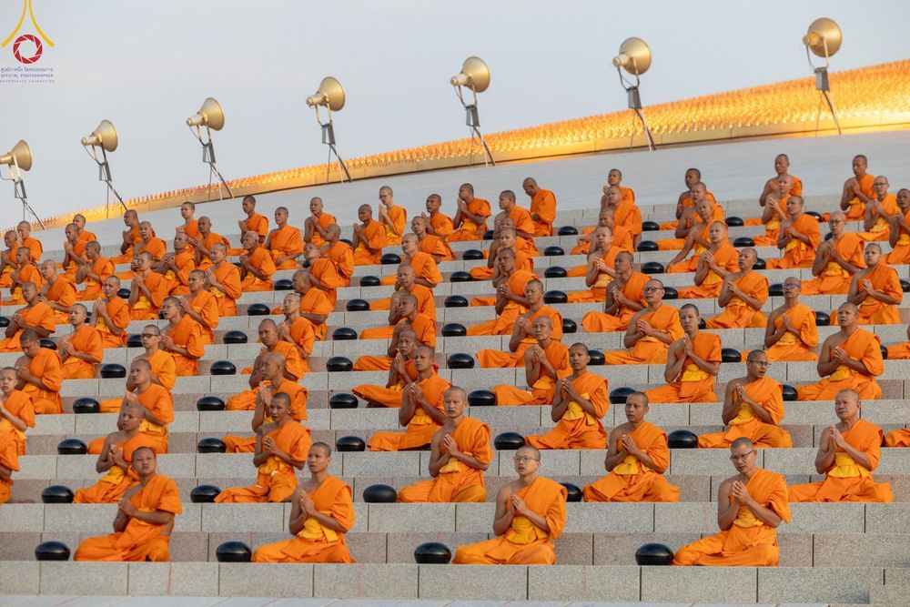 ภาพ No.187733:พิธีตักบาตรฉลองพระใหม่ ต้อนรับพุทธศักราช 2568 ณ ลานธรรมพระมหาธรรมกายเจดีย์ วัดพระธรรมกาย จ.ปทุมธานี วันที่ 1 มกราคม พ.ศ. 2568