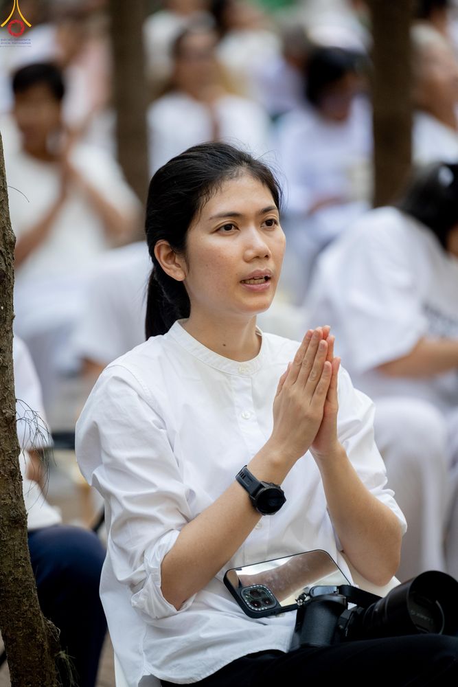 ภาพ No.290051:วันที่ 6 มกราคม พ.ศ. 2569 พิธีจุดประทีปถวายเป็นพุทธบูชา และบูชาธรรมมหาปูชนียาจารย์ (ภาพชุดที่ 2) ณ อนุสรณ์สถานมหาวิหารพระมงคลเทพมุนี (โลตัสแลนด์) อ.สองพี่น้อง จ.สุพรรณบุรี ในโครงการธรรมยาตรา กตัญญูบูชา มหาปูชนียาจารย์ พระมงคลเทพมุนี(สด จนฺทสโร) พระผู้ปรา