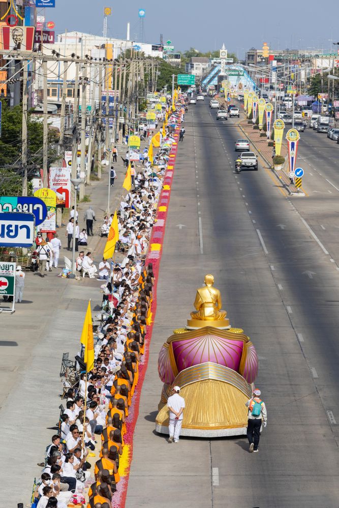 ภาพ No.287749:วันที่ 3 มกราคม พ.ศ. 2569 พิธีต้อนรับพระธรรมยาตรา ครั้งที่ 2 (ภาพชุดที่ 2) ในโครงการธรรมยาตรา กตัญญูบูชา มหาปูชนียาจารย์ พระมงคลเทพมุนี(สด จนฺทสโร) พระผู้ปราบมาร อนุสรณ์สถาน 7 แห่ง ปีที่ 14 ณ อนุสรณ์สถานมหาวิหารพระมงคลเทพมุนี (โลตัสแลนด์) อ.สองพี่น้อง จ.