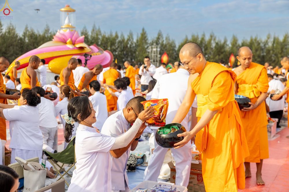 ภาพ No.302679:วันที่ 24 มกราคม พ.ศ. 2569 พิธีตักบาตรพระธรรมยาตรา(ภาพชุดที่ 2) ณ อนุสรณ์สถานลำดับที่ 5 สถานที่เผยแผ่วิชชาธรรมกายครั้งแรก อนุสรณ์สถานบางปลา วัดบางปลา อำเภอบางเลน จังหวัดนครปฐม ในโครงการธรรมยาตรา กตัญญูบูชา มหาปูชนียาจารย์ พระมงคลเทพมุนี(สด จนฺทสโร) พระผู