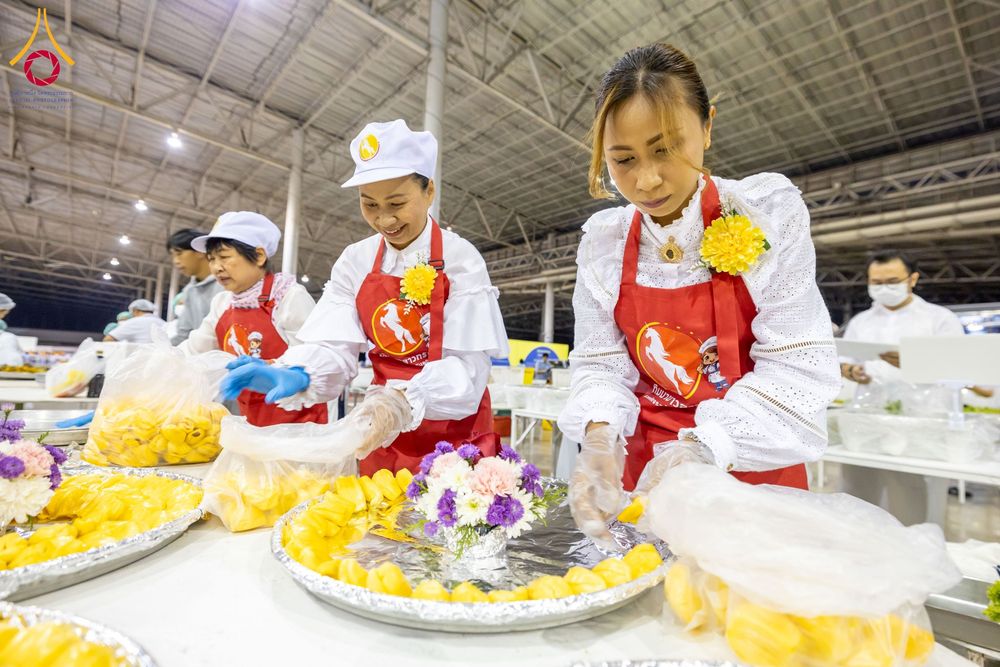 ภาพ No.203177:พิธีถวายภัตตาหารเป็นสังฆทาน แด่พระธรรมยาตรา ณ วัดพระธรรมกาย ตำบลคลองสาม อำเภอคลองหลวง จังหวัดปทุมธานี ในโครงการธรรมยาตรา กตัญญูบูชา มหาปูชนียาจารย์ พระมงคลเทพมุนี(สด จนฺทสโร) พระผู้ปราบมาร อนุสรณ์สถาน 7 แห่ง ปีที่ 13 วันที่ 29 มกราคม พ.ศ. 2568