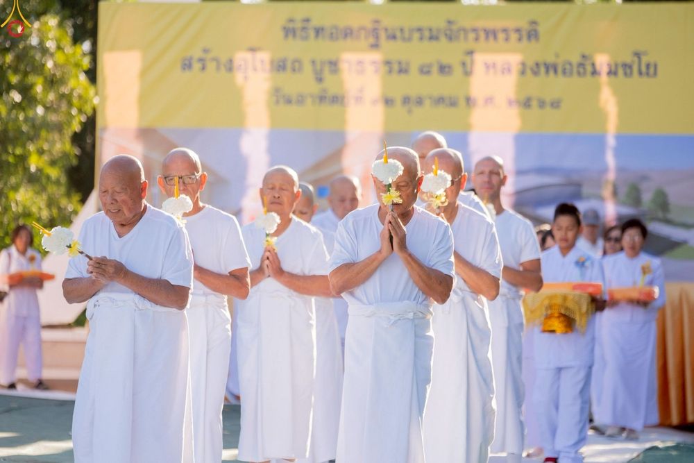 ภาพ No.252218:วันที่ 4-5 ตุลาคม พ.ศ. 2568  วัดพระธรรมกายแคลิฟอร์เนีย ประเทศสหรัฐอเมริกา ได้จัดพิธีตัดปอยผม โดยคณะสงฆ์ ญาติ ๆ และสาธุชน ให้กับนาคธรรมทายาท 8 ท่าน และได้จัดพิธีบรรพชา-อุปสมบท ฉลองพิธีทอดกฐินบรมจักรพรรดิ สร้างอุโบสถ 82 ปี บูชาธรรมหลวงพ่อธัมมชโย