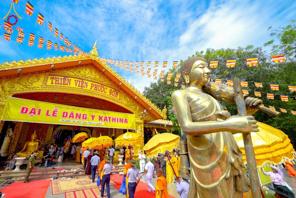 ภาพ No.274093:วันที่ 23 พฤศจิกายน พ.ศ. 2568 ประธานมูลนิธิธรรมกาย ถวายปัจจัยสมทบกฐินแด่ วัดเทียนเวียนเฟื้อกเซิน ศูนย์วิปัสสนาที่มีชื่อเสียง มากกว่า 50 ปีในเวียดนาม