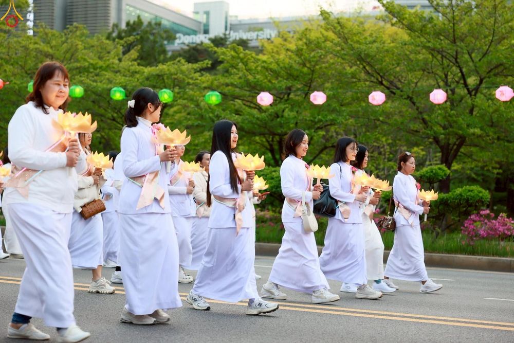ภาพ No.229539:วันเสาร์ที่ 26 เมษายน พ.ศ. 2568 คณะพระภิกษุสามเณรในโครงการบรรพชาหมู่ 81 รูป  วัดภาวนาโซล ประเทศเกาหลีใต้ ได้ร่วมกับคณะสาธุชนคนไทยในเกาหลีใต้  ร่วมกันเดินขบวนอัญเชิญโคมดอกบัว  เพื่อบูชาแด่องค์สมเด็จพระสัมมาสัมพุทธเจ้า  ในงานเทศกาลวิสาขบูชานานาชาติ ประจำปี