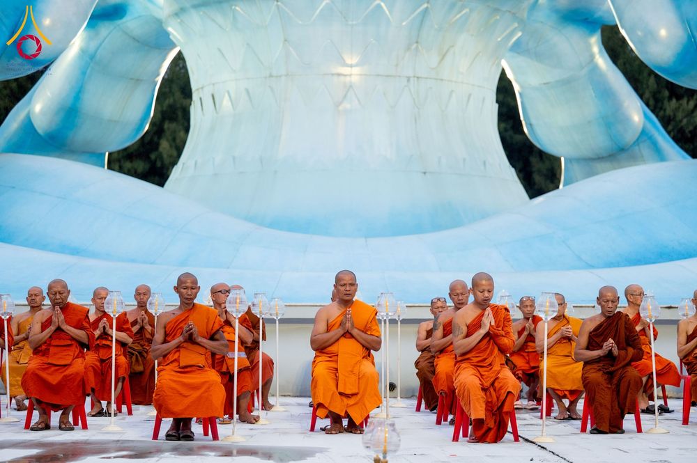 ภาพ No.266084:วันพุธที่ 5 พฤศจิกายน พ.ศ. 2568 (วันพระ ขึ้น 15 ค่ำ เดือน 12) พิธีจุดประทีปโคมลาน, โคมลอย และลอยกระทง ถวายประทีปเป็นพุทธบูชา สร้างความสว่างไสวให้กับแผ่นดินด้วยแสงธรรม ณ พุทธอุทยานนานาชาติ จังหวัดหนองคาย