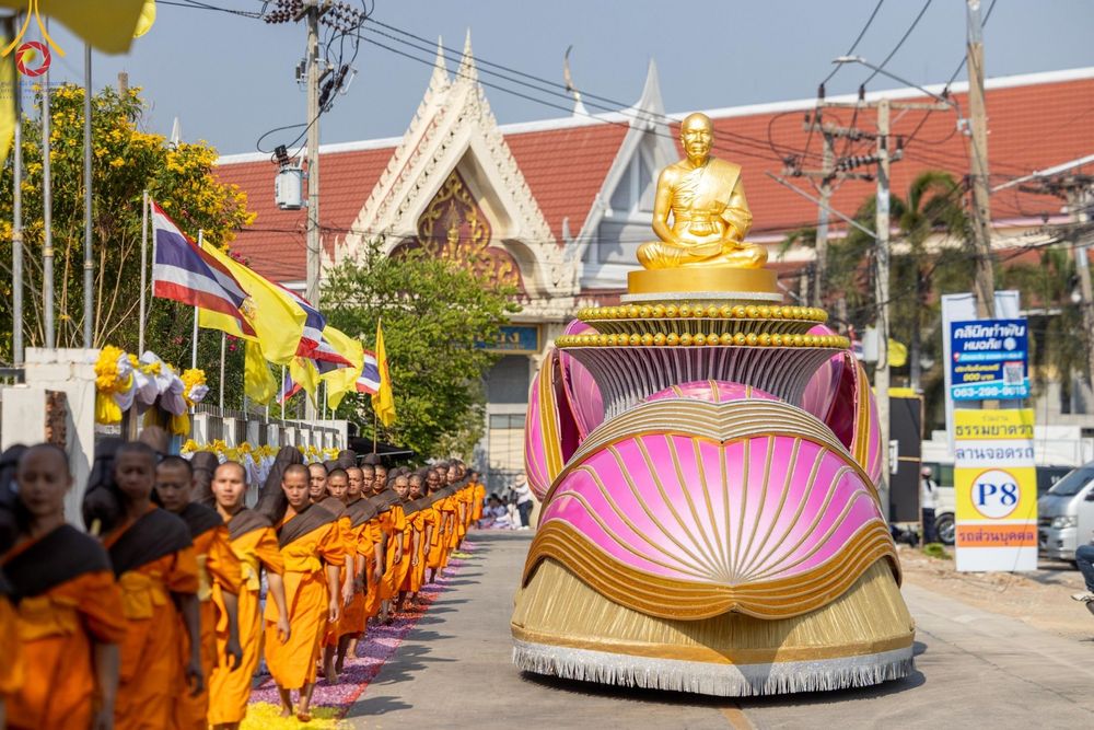 ภาพ No.190595:พิธีต้อนรับพระธรรมยาตรา ณ อนุสรณ์สถาน สถานที่ตั้งมโนปณิธานบวชตลอดชีวิต อนุสรณ์สถานคลองบางนางแท่น อ.สามพราน จ.นครปฐม ในโครงการธรรมยาตรา กตัญญูบูชา มหาปูชนียาจารย์ พระมงคลเทพมุนี(สด จนฺทสโร) พระผู้ปราบมาร อนุสรณ์สถาน 7 แห่ง ปีที่ 13 วันที่ 7 ม.ค.2568
