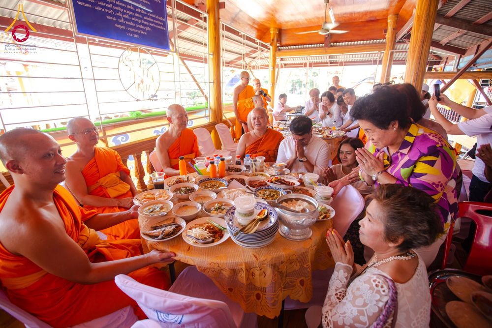 ภาพ No.173190:พิธีทอดกฐิน วัดช้างใหญ่ จ.พระนครศรีอยุธยา ในโครงการกฐินสามัคคีทั่วไทย 30,000 วัด บูชาธรรม 80 ปี หลวงพ่อธัมมชโย โดยคณะศิษยานุศิษย์วัดพระธรรมกาย วันที่ 2 พฤศจิกายน พ.ศ. 2567