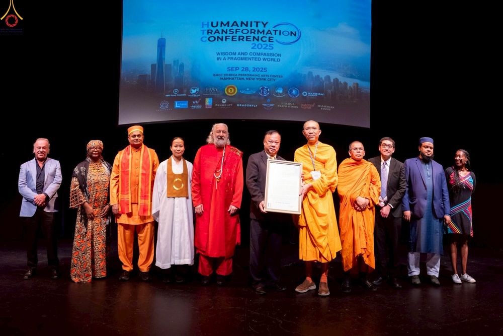 ภาพ No.249749:วันอาทิตย์ที่ 28 กันยายน พ.ศ. 2568 การปฏิบัติธรรมบูชาธรรม 108 ปี แห่งการบรรลุธรรมของหลวงปู่วัดปากน้ำ ได้จุดประทีปสันติภาพไปทั่วโลก และได้ร่วมเสวนาทางปัญญา เพื่อการขยายพระพุทธศาสนาวิชชาธรรมกายไปทั่วโลก  ในงาน HTC Newyork USA