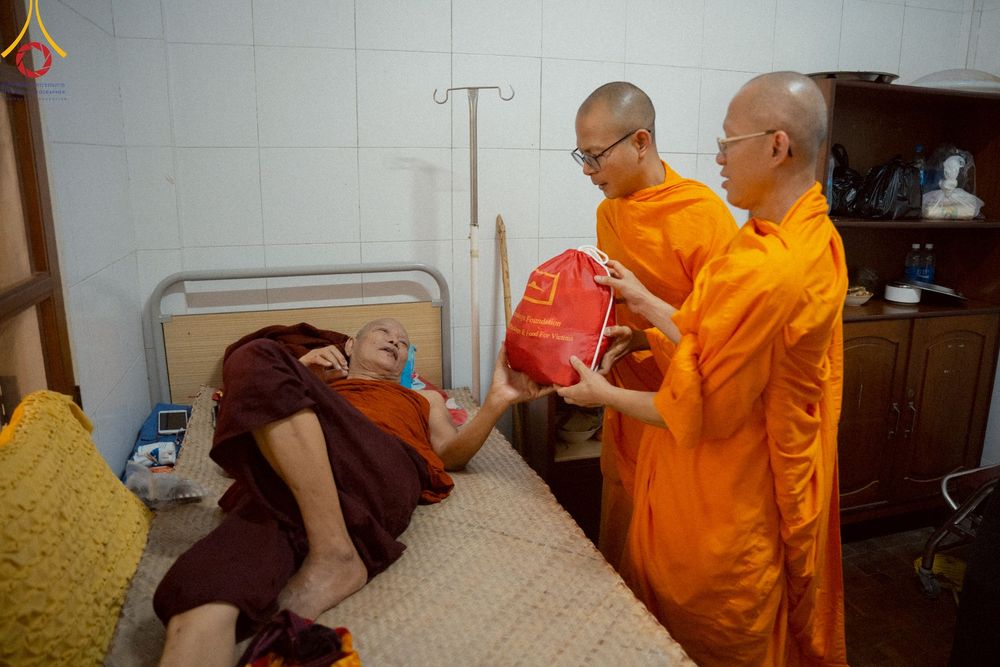 ภาพ No.220286:วันที่ 17 เมษายน พ.ศ. 2568 ผู้แทนวัดพระธรรมกาย ลงพื้นที่เยียวยา ซับน้ำตาเหยื่อแผ่นดินไหวมัณฑะเลย์
