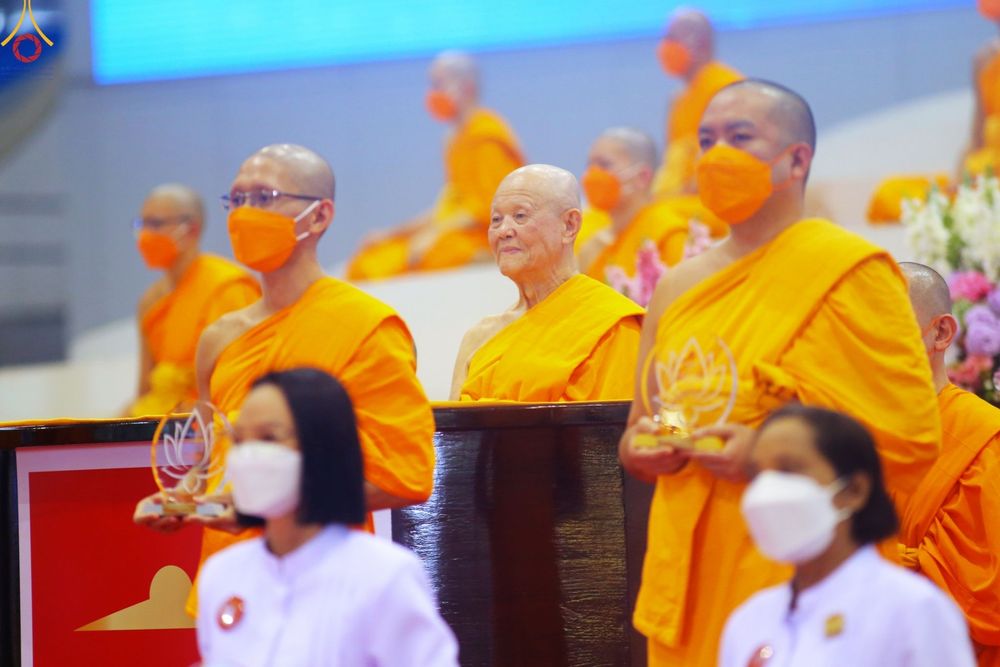 ภาพ No.83803:พิธีมอบโล่เกียรติยศ โครงการผู้นำแสงสว่างออนไลน์ ประจำปี 2565 ในวันอาทิตย์ที่ 2 กรกฎาคม พ.ศ. 2566 ณ วัดพระธรรมกาย
