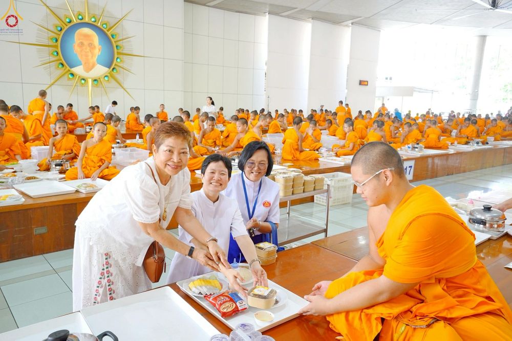 ภาพ No.246984:วันที่ 20 กันยายน พ.ศ. 2568 พิธีถวายเมนูสวรรค์เพื่อการบรรลุธรรม ณ หอฉันคุณยายอาจารย์ฯ วัดพระธรรมกาย