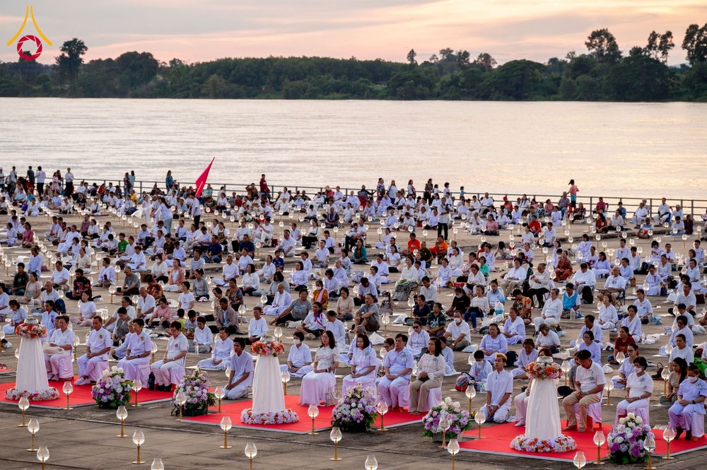 ภาพ No.250430:วันอังคารที่ 7 ตุลาคม พ.ศ. 2568 พิธีจุดประทีปบูชาพระรัตนตรัย ณ ลานธรรมปทุมรัตน์ธรรมเจดีย์ พุทธอุทยานนานาชาติ อ.โพนพิสัย จ.หนองคาย