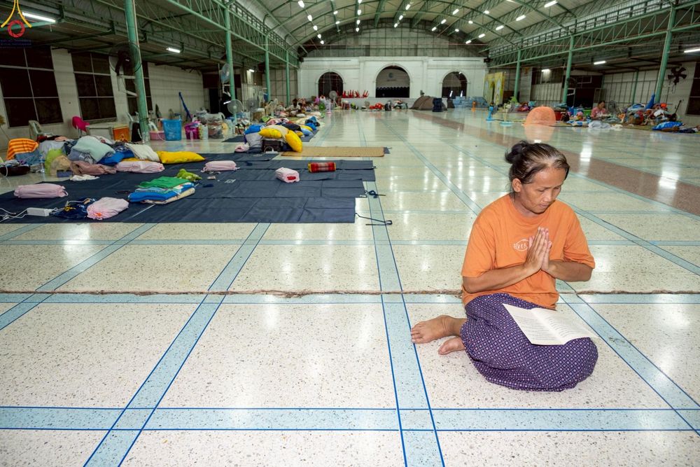 ภาพ No.235379:วันที่ 30-31 กรกฎาคม พ.ศ. 2568 วัดพระธรรมกาย มูลนิธิธรรมกาย ร่วมกับศูนย์ส่งเสริมศีลธรรมจังหวัดสุรินทร์ เปิดศูนย์พักพิงชั่วคราวเพื่อช่วยเหลือประชาชน ผู้อพยพจากเหตุปะทะกันตามแนวชายแดน ไทย-กัมพูชา ตั้งแต่วันที่ 24 กรกฎาคม พ.ศ.2568 เป็นต้นไป