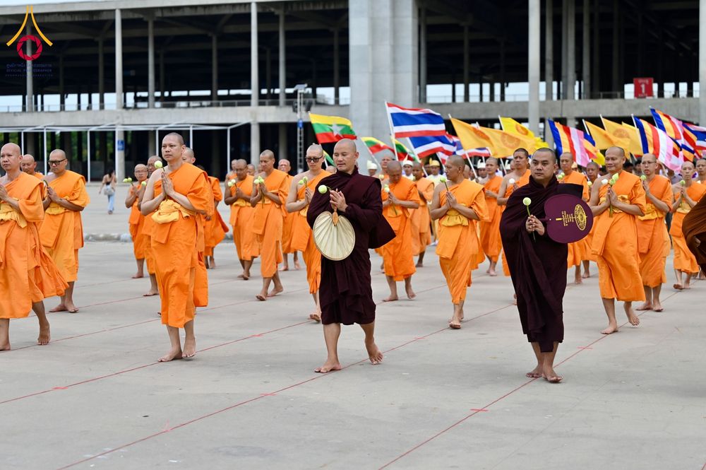 ภาพ No.143657:พิธีถวายผ้าไตร, สวดธรรมจักร, ปฏิบัติธรรม และฟังแสดงพระธรรมเทศนา ภาษาเมียนมา โดยมีสาธุชนชาวเมียนมากว่า 4,000 คน เข้าร่วมพิธี ณ มหารัตนวิหารคด วัดพระธรรมกาย วันอาทิตย์ที่ 7 กรกฎาคม พ.ศ. 2567