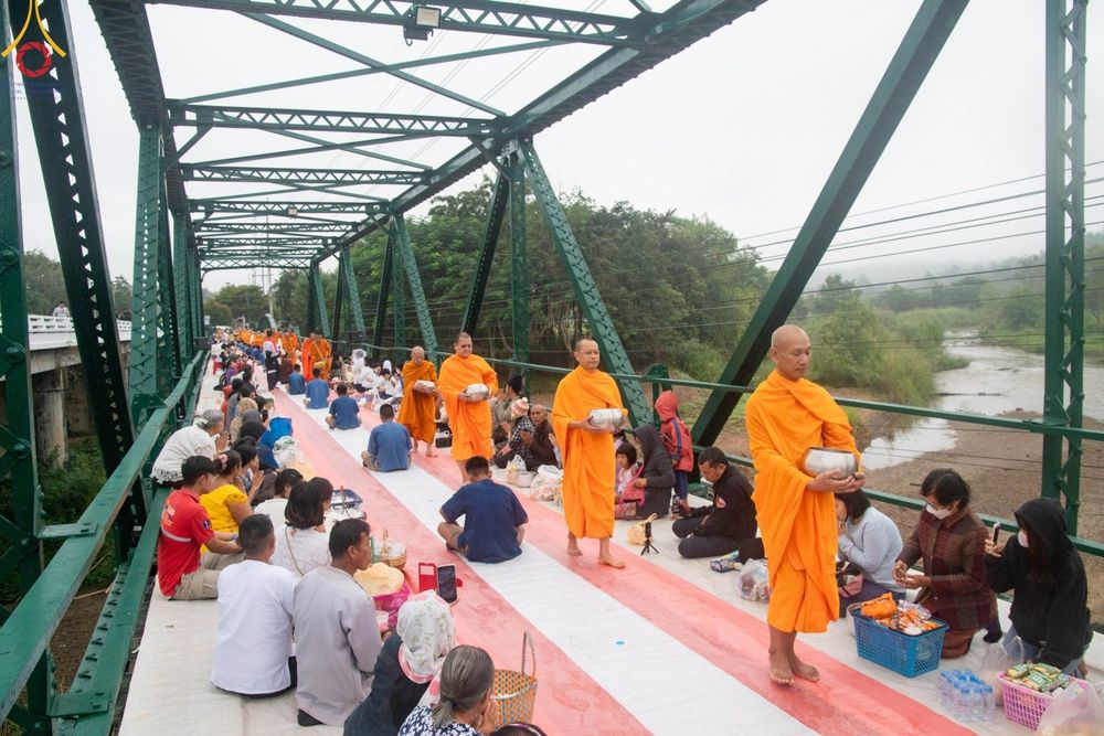 ภาพ No.101999:พิธีตักบาตรพระ 111 รูป ณ สะพานประวัติศาสตร์  อ.ปาย จ.แม่ฮ่องสอน วันอาทิตย์ที่ 10 ธันวาคม พ.ศ. 2566