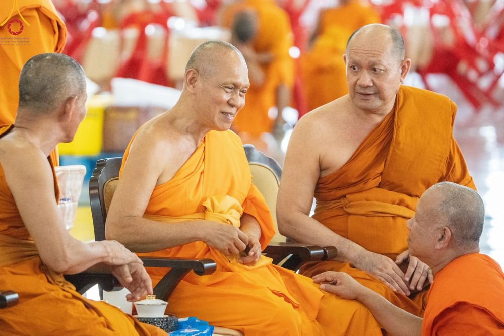 ภาพ No.146071:วันมหารำลึก ครั้งที่ 34 พิธีร่วมรำลึกถึงนักสร้างบารมีที่ล่วงลับไปแล้ว , พิธีสวดพระพุทธมนต์ ณ ห้องแก้วสารพัดนึก 1 วัดพระธรรมกาย วันเสาร์ที่ 27 กรกฎาคม พ.ศ. 2567