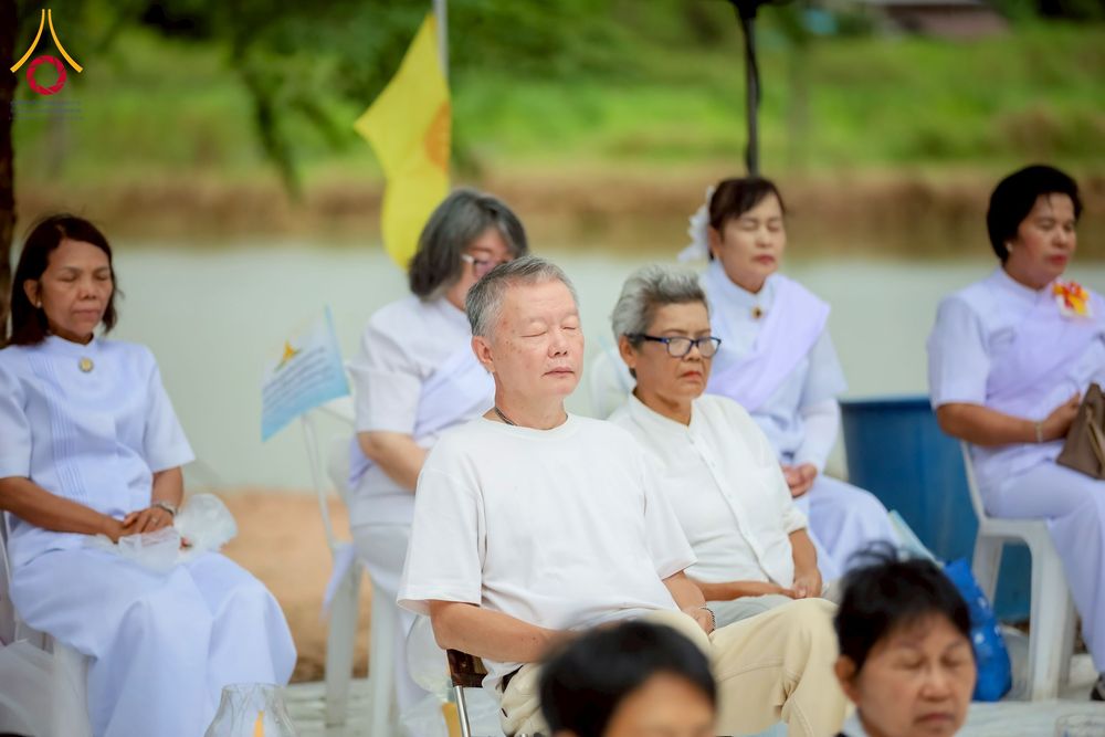 ภาพ No.261866:วันที่ 14 ตุลาคม พ.ศ. 2568 พิธีกลั่นแผ่นดิน โปรยทรายตอกเสาเข็มมหามงคลต้นแรก  สร้างองค์พระเจดีย์และจุดประทีปถวายเป็นพุทธบูชา ณ ศูนย์ปฏิบัติธรรมชัยนาท ต.ธรรมามูล อ.ชัยนาท จ.ชัยนาท