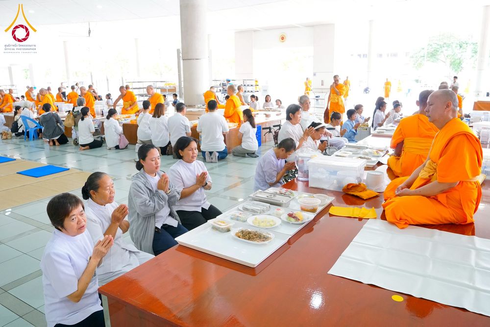 ภาพ No.268287:วันที่ 8 พฤศจิกายน พ.ศ. 2568 พิธีถวายภัตตาหารเมนูสวรรค์ เพื่อการบรรลุธรรม ณ หอฉันคุณยายอาจารย์ฯ วัดพระธรรมกาย