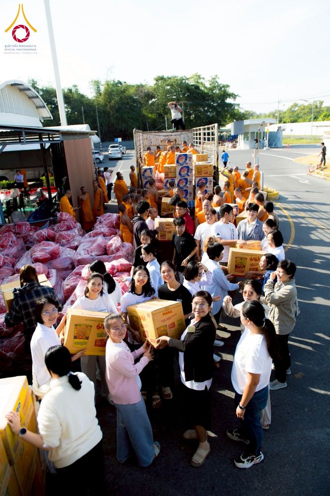 ภาพ No.273657:วันที่ 27 พฤศจิกายน พ.ศ. 2568 คณะศิษยานุศิษย์วัดพระธรรมกาย มูลนิธิธรรมกาย มอบอาหารและสิ่งของความช่วยเหลือให้พี่น้องชาวใต้ ผู้ประสบอุทกภัยน้ำท่วม