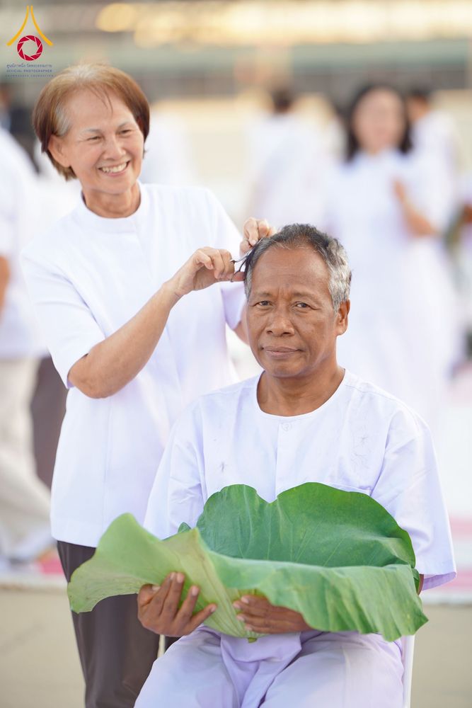 ภาพ No.274731:วันอาทิตย์ที่ 30 พฤศจิกายน พ.ศ. 2568 พิธีปลงผม โครงการอุปสมบทบูชาธรรมมหาปูชนียาจารย์ ปี 2568 ณ ลานธรรมพระมหาธรรมกายเจดีย์ ฝั่งทิศตะวันตก ระหว่างวิหารคดหมายเลข 8 และ 9 วัดพระธรรมกาย