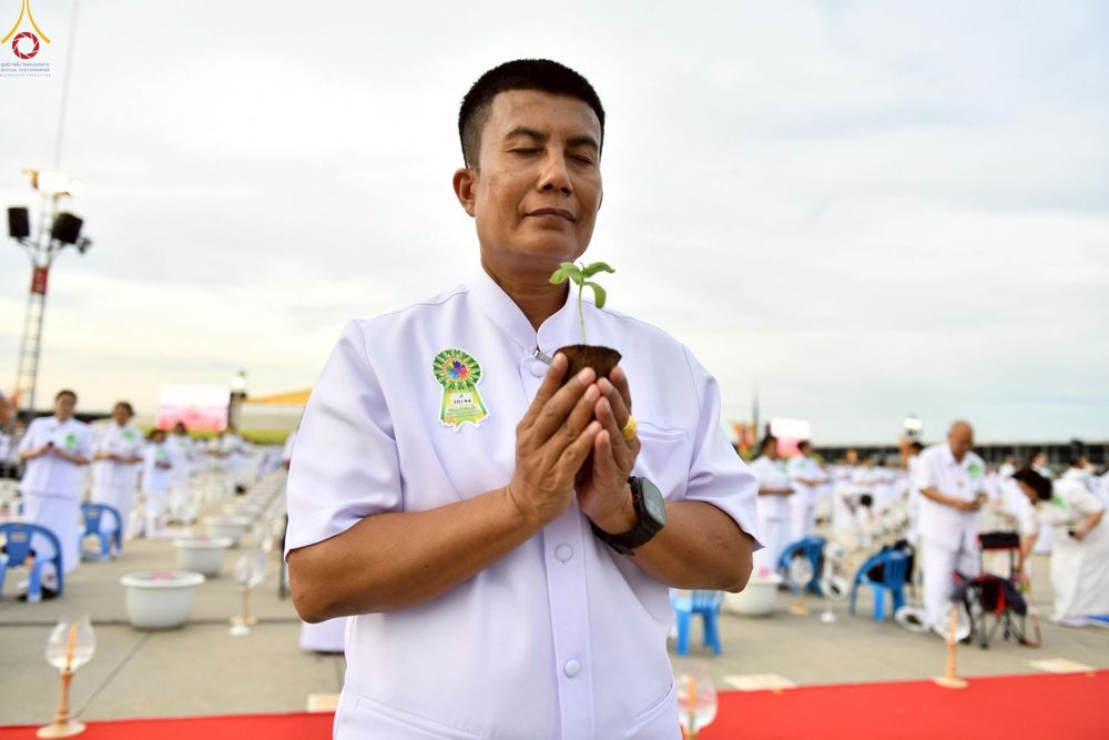 ภาพ No.252883:วันที่ 10 ตุลาคม พ.ศ. 2568 พิธีปลูกต้นทรัพย์บานชื่น ณ ลานธรรม วัดพระธรรมกาย