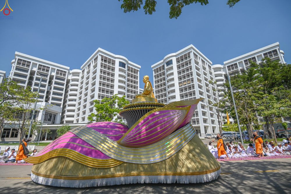 ภาพ No.304544:วันที่ 25 มกราคม พ.ศ. 2569 พิธีต้อนรับพระธรรมยาตรา (ภาพชุดที่ 2) รร.สามัคคีราษฏร์บำรุง-วัดพระธรรมกาย ในโครงการธรรมยาตรา กตัญญูบูชา มหาปูชนียาจารย์ พระมงคลเทพมุนี(สด จนฺทสโร) พระผู้ปราบมาร อนุสรณ์สถาน 7 แห่ง ปีที่ 14