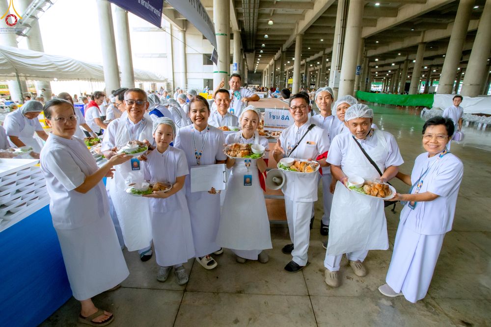 ภาพ No.325703:วันที่ 22 เมษายน พ.ศ.2569(วันคุ้มครองโลก) งานถวายมหาสังฆทาน 40,000 กว่าวัดทั่วประเทศ เจ้าหน้าที่ สาธุชน ร่วมใจจัดเตรียมภัตตาหารเพล (ชุด 2)