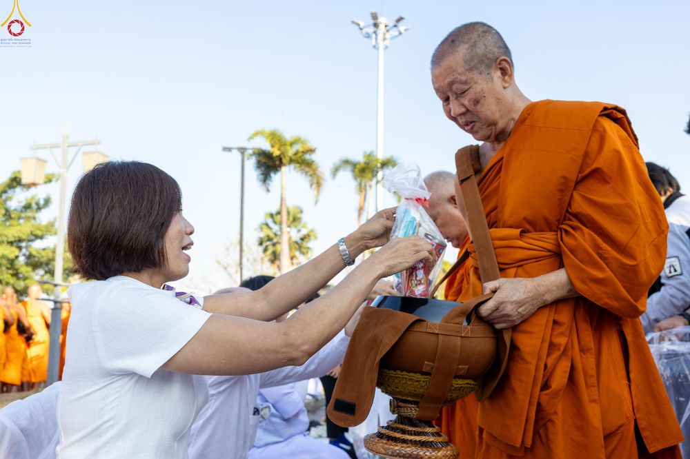 ภาพ No.282706:วันเสาร์ที่ 20 ธันวาคม พ.ศ.2568 พิธีตักบาตรพระ 10,000 รูป (ชุด 2) เนื่องในโอกาส 194 ปี จังหวัดกาญจนบุรี และอุทิศส่วนกุศลให้แด่บรรพชนทั้งหลาย บริเวณถนนสองแคว (Skywalk) เมืองกาญจนบุรี